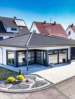 Stilvoll leben - effizient wohnen: Bungalow mit Top-Energiewerten in 72469 Meßstetten - Meßstetten