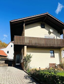 Gepflegtes Haus mit Nebengebäude/Garage, Hof und Garten auf einem pflegeleichten Grundstück mit 390m², Wohnfl. 130m²! - Oberaurach