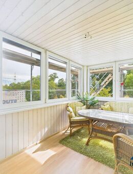 Oben ist es am SCHÖNSTEN! Top-gepflegte 2,5 Zi.-Whg. mit verglastem Balkon, Stellplatz und Aussicht! - Freiberg (Neckar)