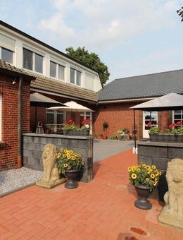 Haus der Tausend Möglichkeiten: Sehr individuelles Wohn- und Geschäftshaus inkl. separater neuwertiger Wohnung und Bauplätzen nahe der Nordseeküste - Wittmund