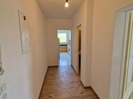 Geschmackvolle 4-Zimmer-Wohnung (teilsaniert u. renoviert) mit Balkon und Einbauküche in Maintal - Maintal