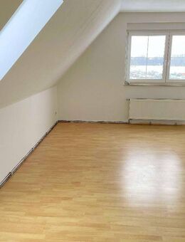 Ab September 2025: 2,5-Zimmer-Dachwohnung mit Laminatboden, separater Küche & Badewanne - Röderaue