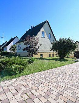 ruhig gelegenes Einfamilienhaus in Feldrandlage mit 6,5 Zimmern, 2 Garagen, Ausbaureserve - Dolgen (See)