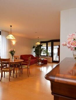 Schön aufgeteilte möblierte Wohnung mit großem Homeoffice Platz, Balkon und TG Platz in Monheim - Monheim (Rhein)