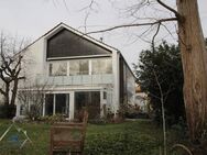 Großzügiges Wohnen in gepflegtem Zweifamilienhaus mit zwei Einzelgaragen, Carport und Stellplatz - Neusäß