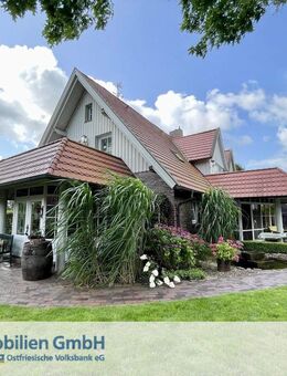 Hochwertiges Wohnhaus im Landhausstil mit liebevoll angelegtem Garten und großer Halle - Großefehn