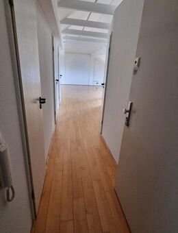 Tolle Dachgeschosswohnung mit großem Wohnraum und Parkettboden - Ratingen