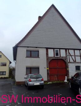 Wohnhaus mit Garagen und großer Grünfläche! - Trendelburg
