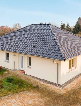 Mit Luftwärmepumpe, Fußbodenheizung, A+ Energieeffizienz u.v.m.: Moderner Bungalow in Klosterdorf - Oberbarnim