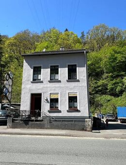 Wohnhaus mit gepflegter Gewerbehalle und Büroräumen in verkehrsgünstiger Lage - Altena