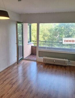 IMMOBERLIN.DE - Sehr angenehme Wohnung mit behaglicher Sonnenloggia & Tiefgaragenplatz in familiärer Lage - Berlin