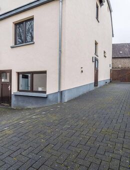 Freistehendes Einfamilienhaus mit Einliegerwohnung und Baugrundstück - Wehr (Rheinland-Pfalz)