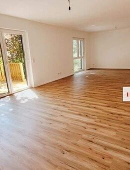 IMMOBERLIN.DE - Ersteinzug! Sehr attraktives Haus mit Südterrasse, Garage & Sonnengarten in naturverbundener Lage - Stechlin