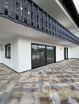 Großzügige EG-Wohnung mit großer Terrasse, Garten und Garage - Ried