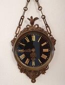 Antike Wanduhr mit verziertem Metallgehäuse, Jahr 1880-1900 in 51149
