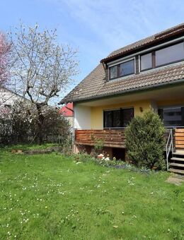 Viel Raum für Ihre Ideen! - Zweifamilienhaus mit sonnigen Balkonen, idyllischem Garten und Garage - Laichingen