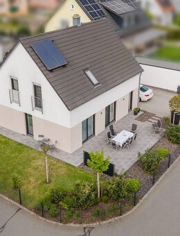 Stil trifft Effizienz: Top-gepflegtes KfW-55-Einfamilienhaus in sonniger Familienlage in Altenstadt - Altenstadt (Waldnaab)
