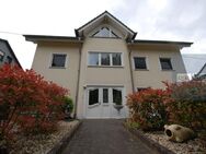 Attraktives 2-Familienhaus mit Pool und großem Grundstück in ruhiger Lage - Newel