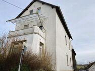 Hohenstein-Born: Einfamilienhaus mit Scheune, Nebengebäuden sowie zusätzlicher Bebaubarkeit! - Hohenstein (Hessen)