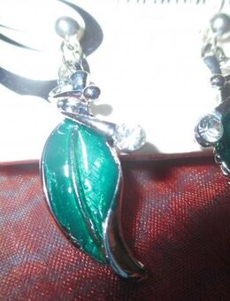 NEU mit ETIKETT * Glitzer * Swarovski * Strass * Kristalle * Steine * Ohrringe * Ohrhänger in Blattform "Fashion Jewelry" Silber * smaragd- grün * - Riedlingen