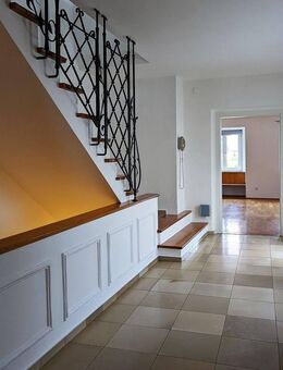 Stadthaus mit Flair und Privatsphäre in der Beletage-Wohnung dazu ein gut vermieteter Laden - Wasserburg (Inn)