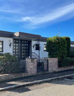 Sehr schöner Bungalow mit schönen Garten und Pool in leichter Hanglage zu verkaufen - Oberasbach