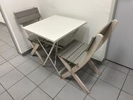 Gartenmöbel Metall Klapp Tisch mit zwei Holz Stühlen - Worms