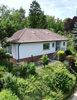 Winkel-Bungalow mit Einliegerwohnung in Bestlage mit 3 Garagen auf 1303 m² Grund - Coburg