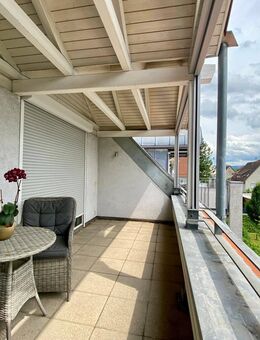 Sonnige Dachgeschosswohnung in begehrter Wohnlage - zwei Bäder, Aufzug & TG-Stellplatz - Kirchheim (Teck)