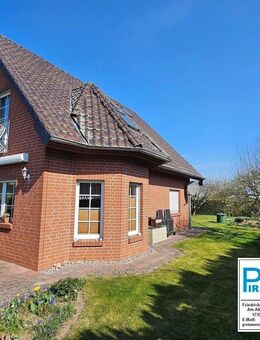 Einfamilienhaus in Randlage mit Hof, Garten, Carport und Garagen. - Butzow