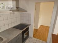 Zentral gelegene 2-Raumwohnung mit Süd-Balkon und neuer Küchenmöblierung, überdachter PKW-Stellplatz im Haus - Werdau