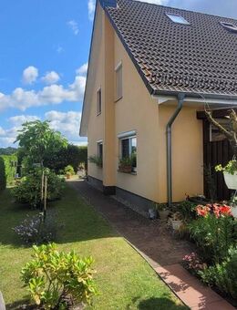 Einzugsbereite Doppelhaushälfte in ruhiger Wohngegend mit überdachter Terrasse und Doppelcarport :-) - Boizenburg (Elbe)