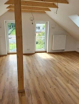 Neu renovierte attraktive 2 Zimmer Dachgeschosswohnung mit Gartenanteil in guter und ruhiger Wohnlage von Amberg - Amberg