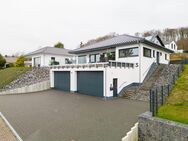 Neubau Bungalow mit atemberaubendem Ausblick, Garage für 3 Autos und 5 Stellplätzen in Kemmenau - Kemmenau