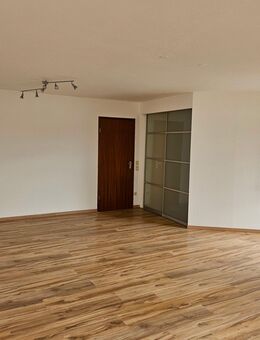 Sehr schöne 2,5 Zimmer Wohnung im Zentrum Leonbergs - Leonberg (Baden-Württemberg)