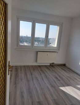 Wohnen über der Stadt freundliche helle 3-R-Wohnung im DG.ca.58,20 m² mit BLK. zu vermieten. - Dessau-Roßlau