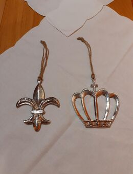 je 5,50 € .. Deko Hänger Französische Lilie oder Krone Krönchen groß Aluminium stabil Silber - Rheinbach