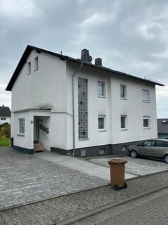 Waldbrunn-Lahr: Mehrfamilienhaus (drei Wohneinheiten) mit Garage und Stellplatz