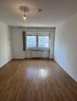 Frisch renovierte 2-Zimmer Wohnung mit EBK in Frankfurts bester Lage - Frankfurt (Main)