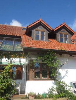 Eindrucksvolles Landhaus mit Sauna in ruhiger Höhenlage ca. 3.400 qm Grundstück mit Weitblick - Moosthenning