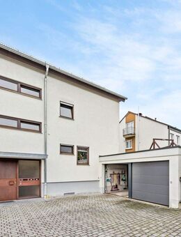 Attraktive Kapitalanlage oder teilweise Eigennutzung: Doppelhaushälfte mit 3 Wohnungen und Garage - Leonberg (Baden-Württemberg)