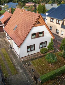 Geestland - Debstedt // Individuelles Einfamilienhaus mit zwei Garagen auf großem Grundstück - Langen (Landkreis Cuxhaven)