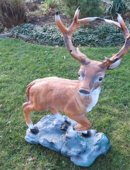 Dekofigur Hirsch stehend groß auf Steinplatte - Hergisdorf