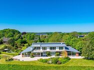 Schlei exklusiv: Elegante, barrierefreie Villa mit Panoramablick, ELW, Indoor-Pool, separatem EFH und privater Badebucht - Brodersby (Landkreis Schleswig-Flensburg)