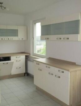 Tolle 3-Zimmer-DG-Wohnung mit Riesen-Wohnküche inklusiv Einbauküche, modernem Bad mit Wanne & Dusche & herrlichem Ausblick! - Gera