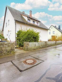 Sofort frei: Ein- Zweifamilienhaus mit großzügigem Grundstück direkt in Roding zu verkaufen - Roding