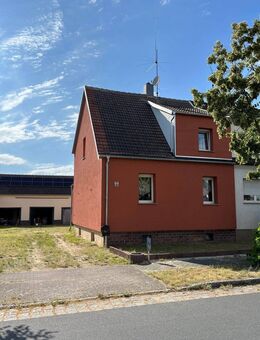 Charmante Doppelhaushälfte mit Potential in ruhiger Wohnlage von Falkenberg/ Elster - Falkenberg (Elster)