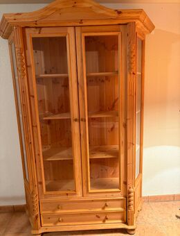 Vitrinenschrank aus massivem Kiefernholz im Landhausstil - Brilon Zentrum