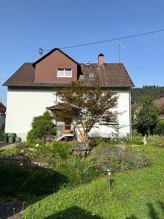 Ihre Gelegenheit! Aufgeteiltes 3-Parteien-Haus mit Potenzial in Zell a.H.