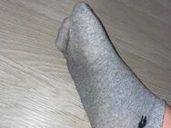 Süße graue Söckchen in schwitzigen Schuhen getragen - Glückstadt